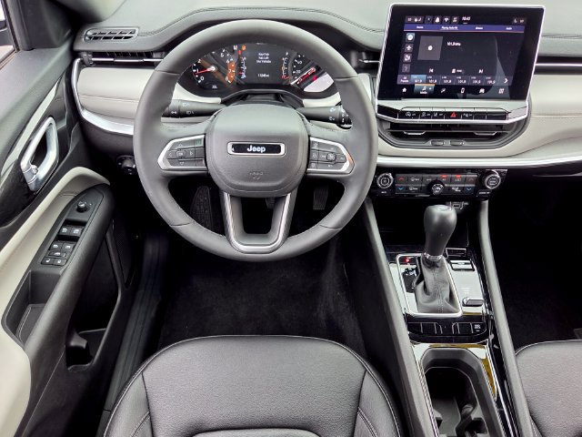 Used 2025 Jeep Compass Limited AWD/4WD image 11