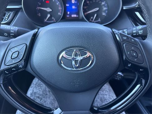 Used 2018 Toyota C-HR XLE image 18