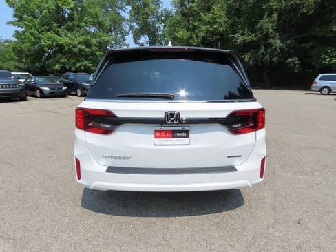 New 2026 Honda Odyssey Touring image 5
