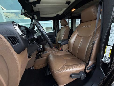 Used 2016 Jeep Wrangler Unlimited Sahara w/ Connectivity Group AWD/4WD image 6