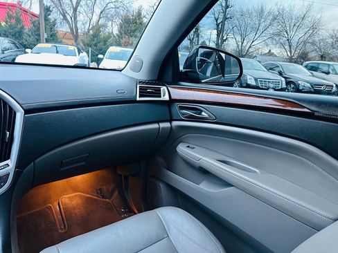 Used 2011 Cadillac SRX Luxury image 16