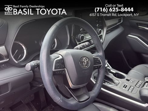 Used 2022 Toyota Highlander XLE image 1