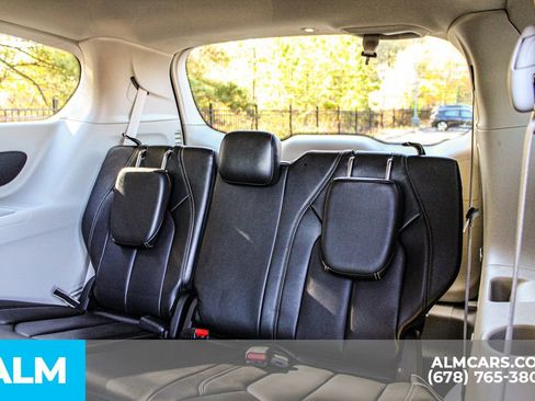 Used 2024 Chrysler Pacifica Select image 19