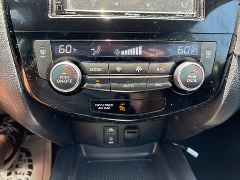Used 2017 Nissan Rogue SV AWD/4WD image 16