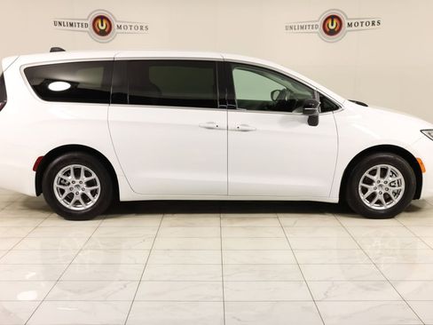 Used 2024 Chrysler Pacifica Touring-L FWD image 2