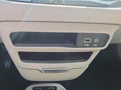 Used 2019 Chrysler Pacifica Touring-L FWD image 18
