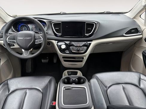 Used 2023 Chrysler Pacifica Touring-L FWD image 10