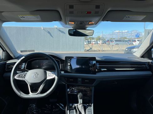 Used 2025 Volkswagen Jetta SE image 32