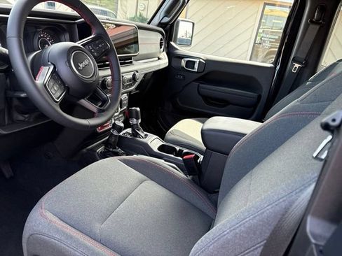 Used 2024 Jeep Wrangler Rubicon w/ Technology Group AWD/4WD image 5