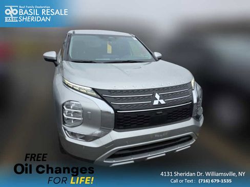 Used 2022 Mitsubishi Outlander SE image 1