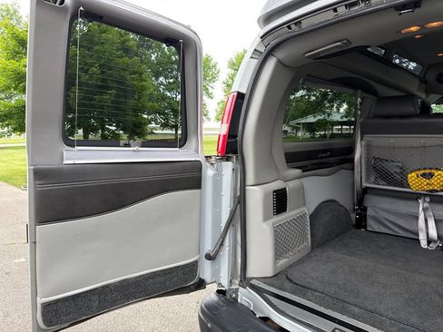 Used 2018 GMC Savana 3500 Extended RWD image 37