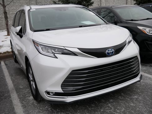 Certified 2024 Toyota Sienna Limited image 3