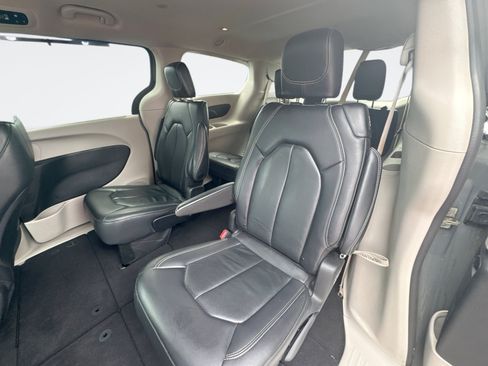 Used 2022 Chrysler Pacifica Touring-L FWD image 14