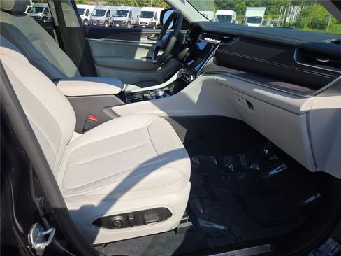 Used 2022 Jeep Grand Cherokee Overland w/ MOPAR Finishing Package image 7