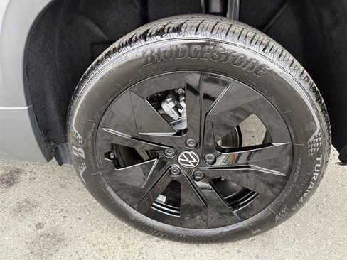 New 2025 Volkswagen Taos SE image 13