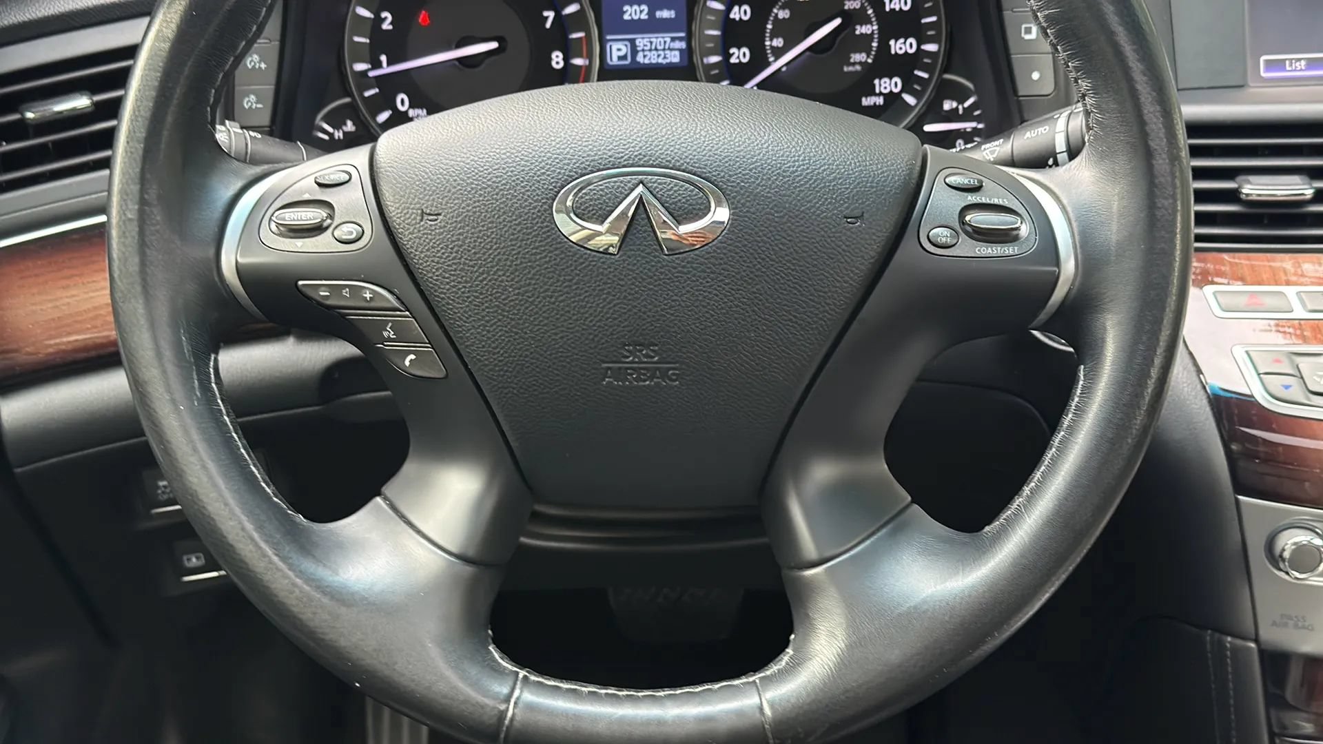 Used 2015 INFINITI Q70 3.7 w/ Deluxe Touring Package AWD/4WD image 28