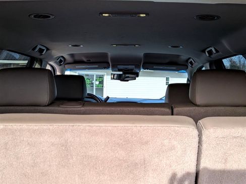 Used 2017 GMC Yukon SLT image 32