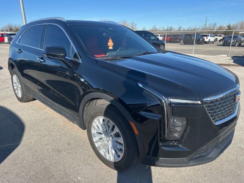 Used 2024 Cadillac XT4 Luxury w/ Cold Weather Package FWD image 4