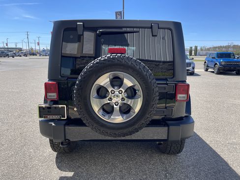 Used 2017 Jeep Wrangler Unlimited Sahara AWD/4WD image 4