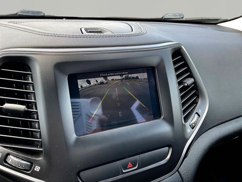 Used 2019 Jeep Cherokee Latitude w/ Popular Appearance Group FWD image 14