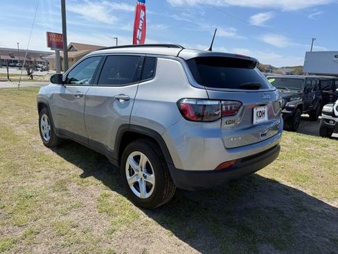Used 2024 Jeep Compass Latitude w/ Convenience Group AWD/4WD image 5