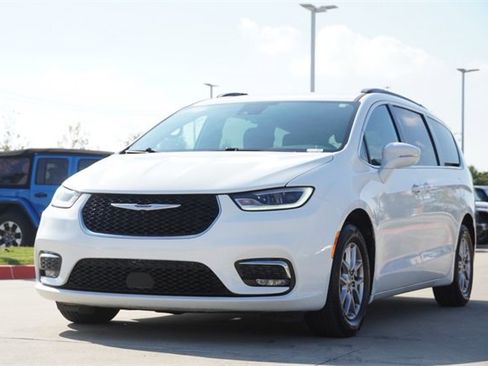 Used 2022 Chrysler Pacifica Touring image 3