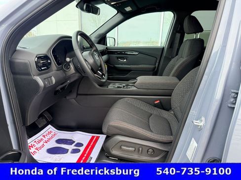 Used 2025 Honda Pilot Sport image 47