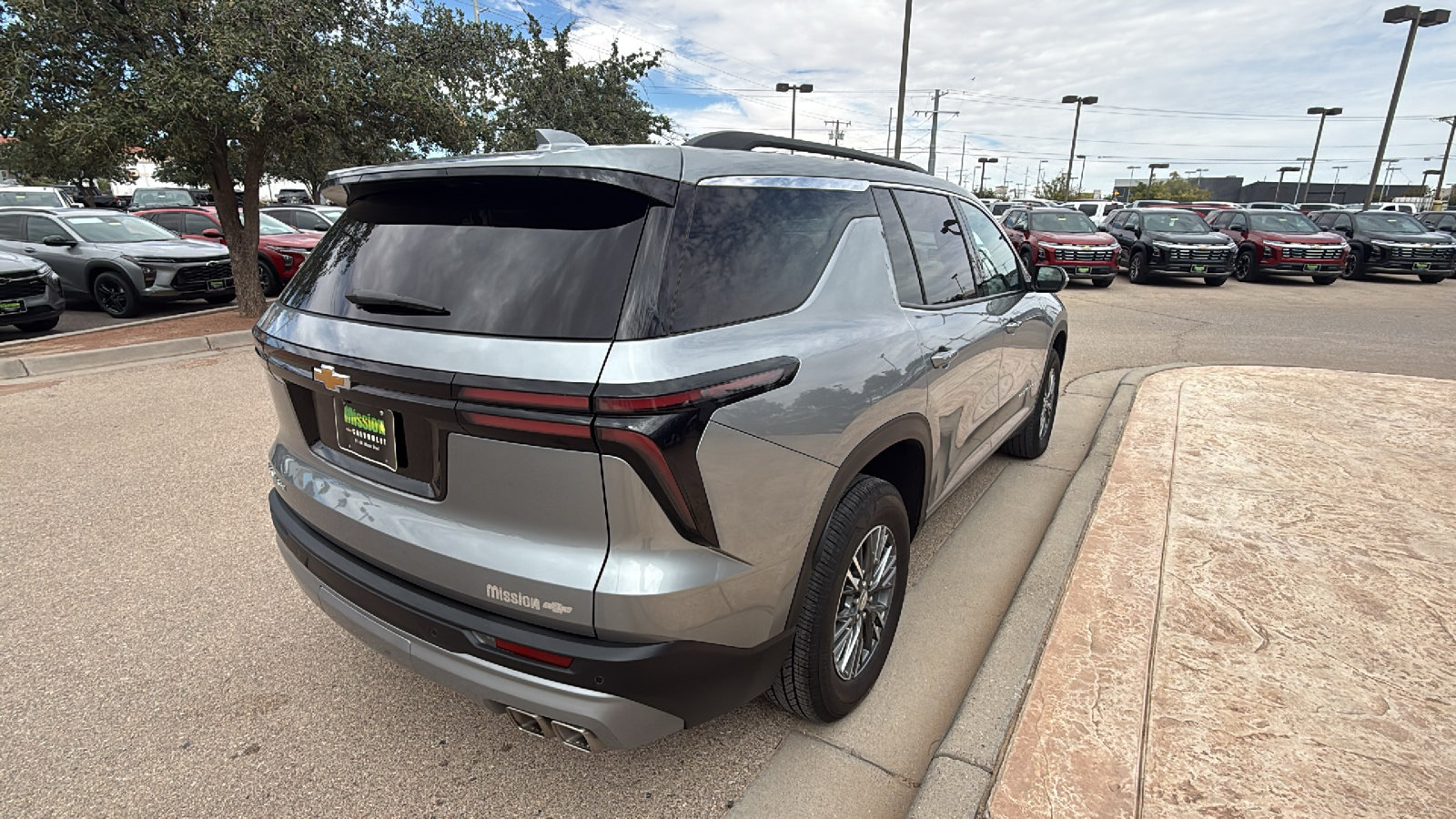 Used 2026 Chevrolet Traverse LT FWD image 9