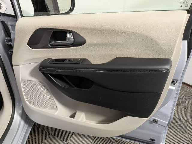 Used 2024 Chrysler Pacifica Touring-L FWD image 38