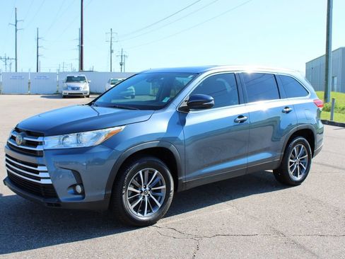 Used 2019 Toyota Highlander XLE FWD image 2