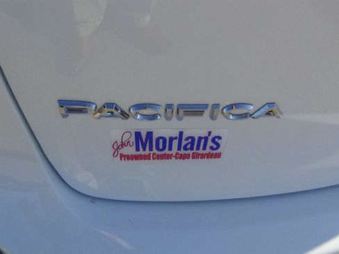 Used 2026 Chrysler Pacifica Limited FWD image 10