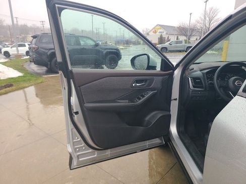 Used 2023 Nissan Rogue SV image 17