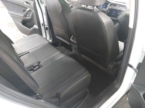 Used 2022 Volkswagen Tiguan SE w/ Panoramic Sunroof Package AWD/4WD image 11