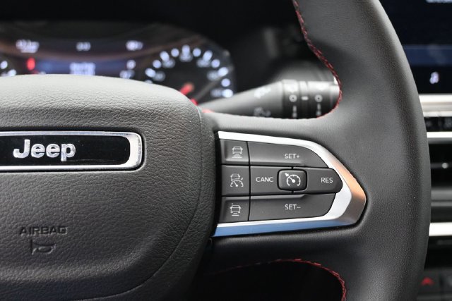 Used 2025 Jeep Compass Trailhawk AWD/4WD image 19
