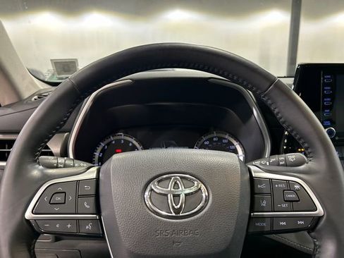 Used 2022 Toyota Highlander XLE FWD image 12