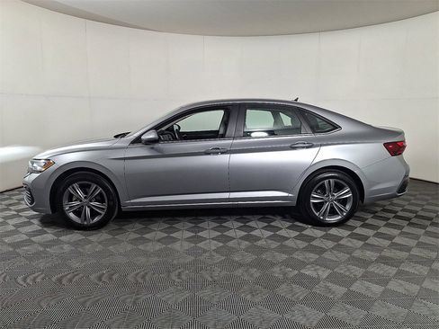 Used 2024 Volkswagen Jetta SE image 7