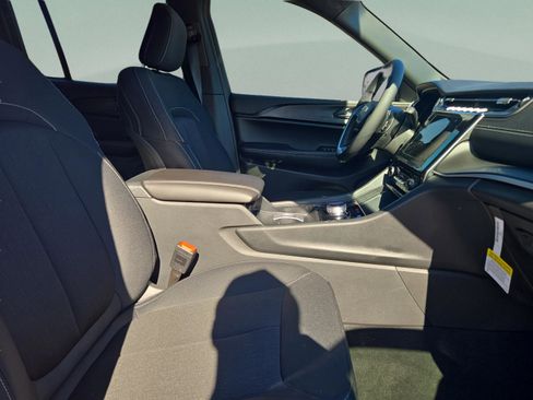 New 2025 Jeep Grand Cherokee Laredo X image 18