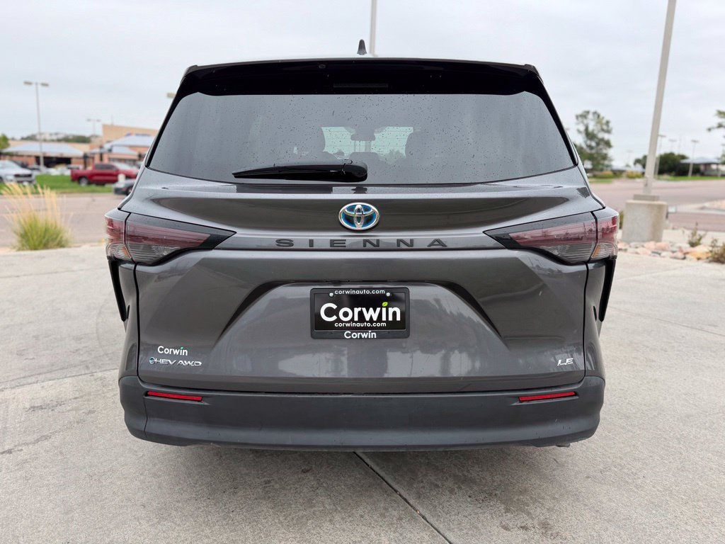 Used 2025 Toyota Sienna LE AWD/4WD image 7