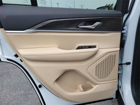 New 2025 Jeep Grand Cherokee Limited image 13