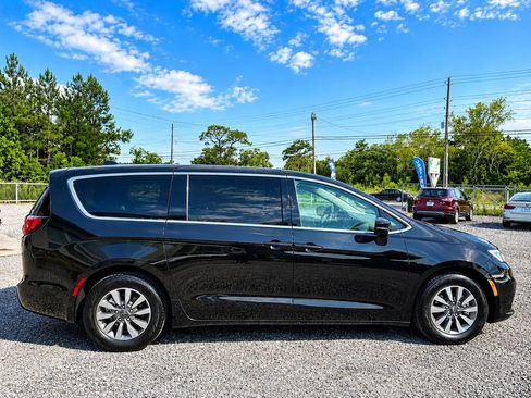 Used 2023 Chrysler Pacifica Touring-L FWD image 4