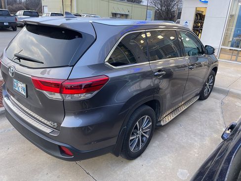 Used 2017 Toyota Highlander XLE image 4