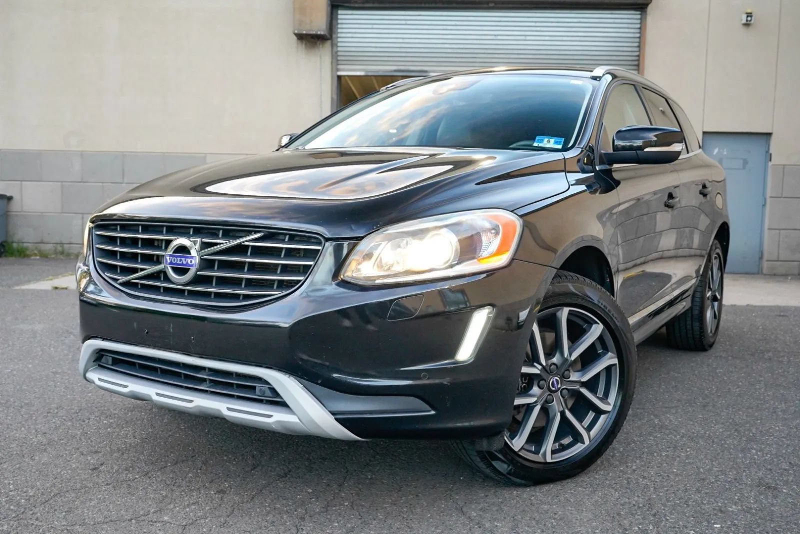 Used 2017 Volvo XC60 T6 Dynamic w/ Preferred Option Package AWD/4WD image 1