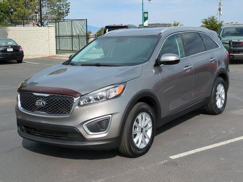 Used 2018 Kia Sorento LX image 10