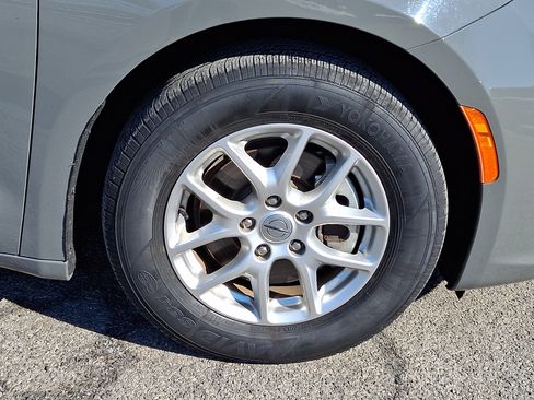 Used 2023 Chrysler Pacifica Touring-L image 8