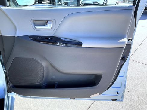 Used 2017 Toyota Sienna XLE image 17
