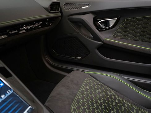 Used 2024 Lamborghini Huracan EVO image 25