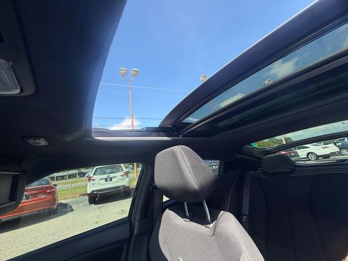 Used 2017 Hyundai Veloster Value Edition image 35