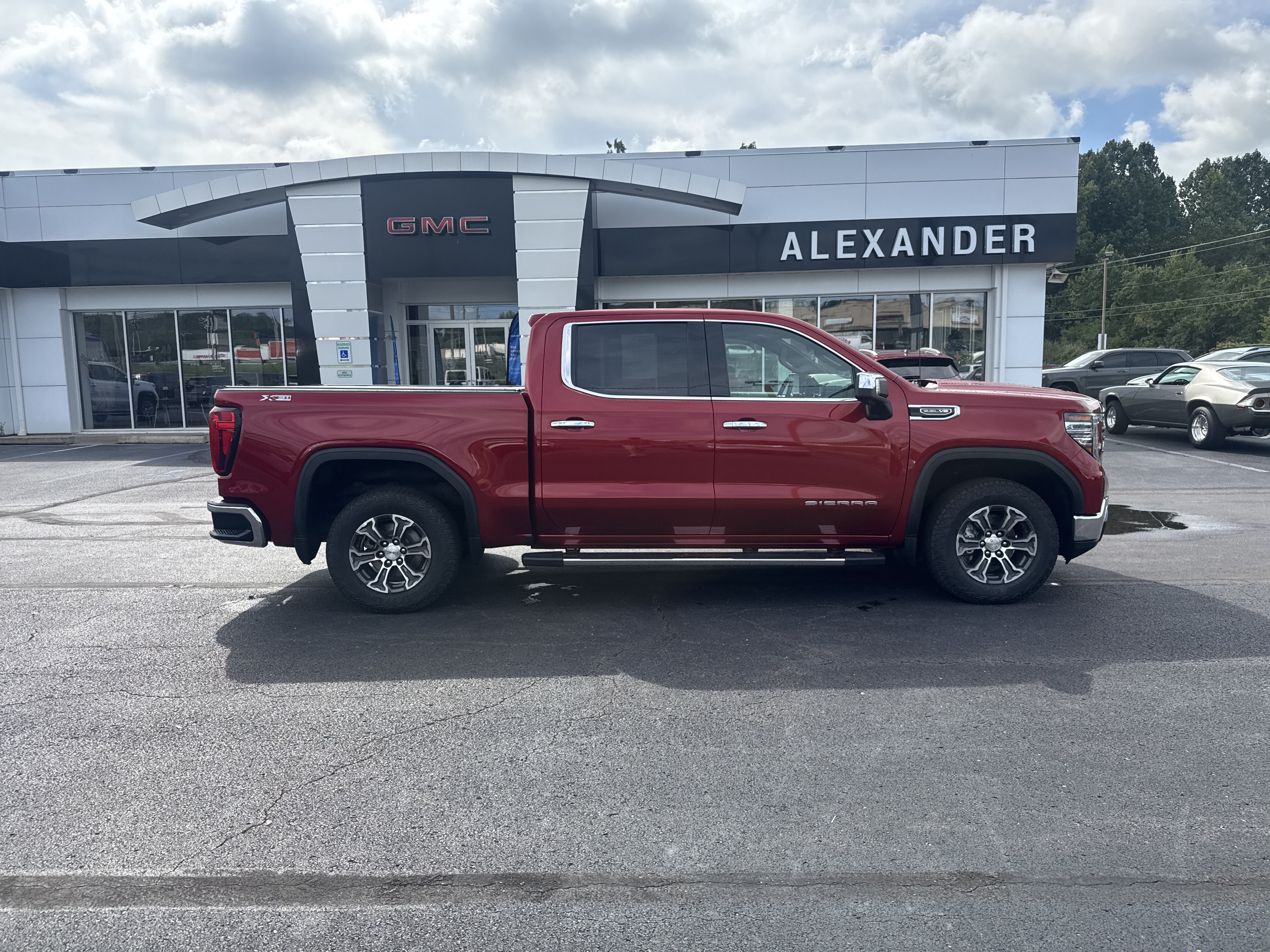 Used 2023 GMC Sierra 1500 SLT w/ SLT Convenience Package AWD/4WD image 2