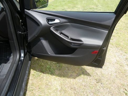 Used 2014 Ford Focus SE w/ Interior Protection Package FWD image 21