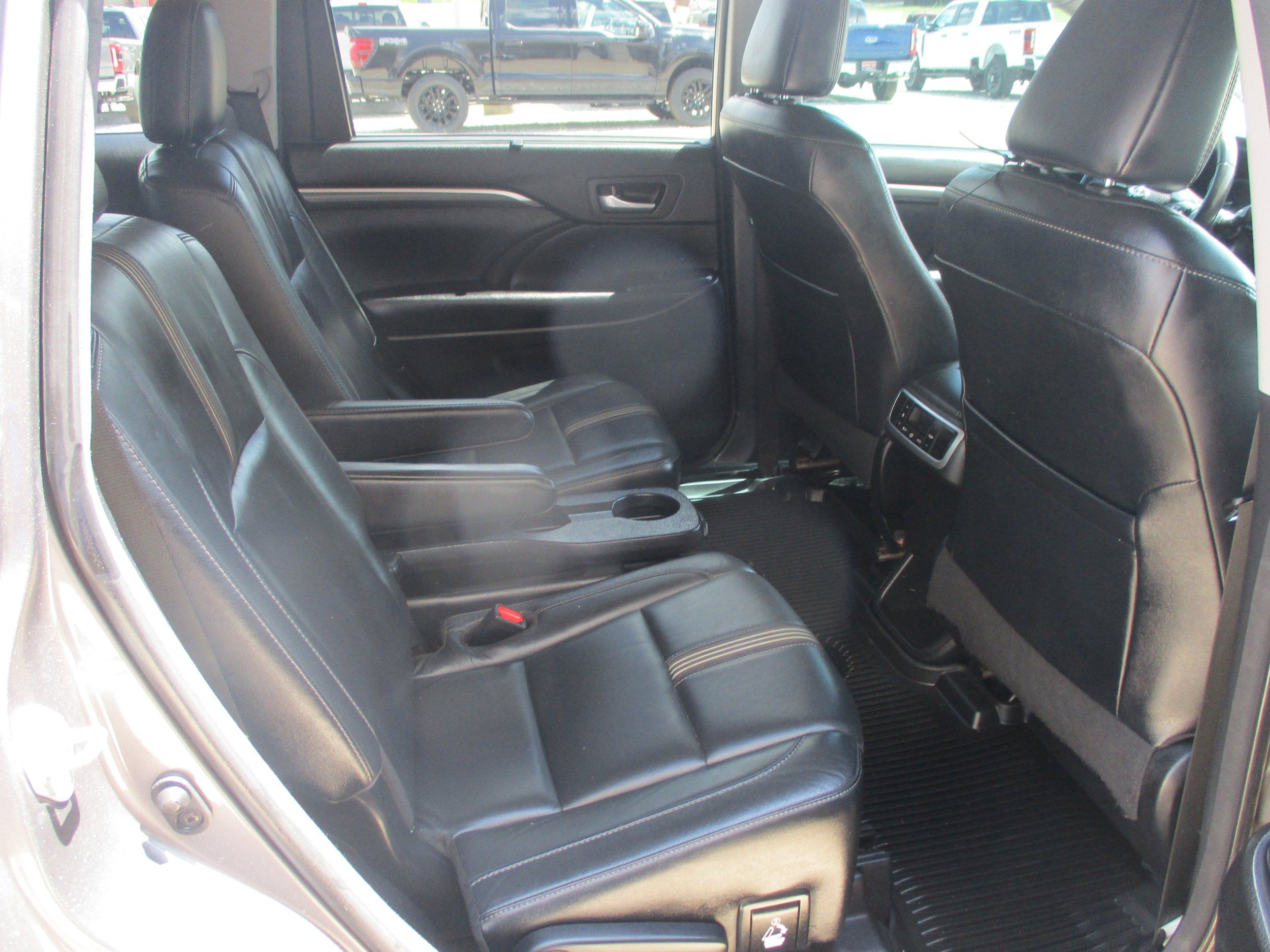 Used 2017 Toyota Highlander SE w/ Carpet Mat Package AWD/4WD image 9